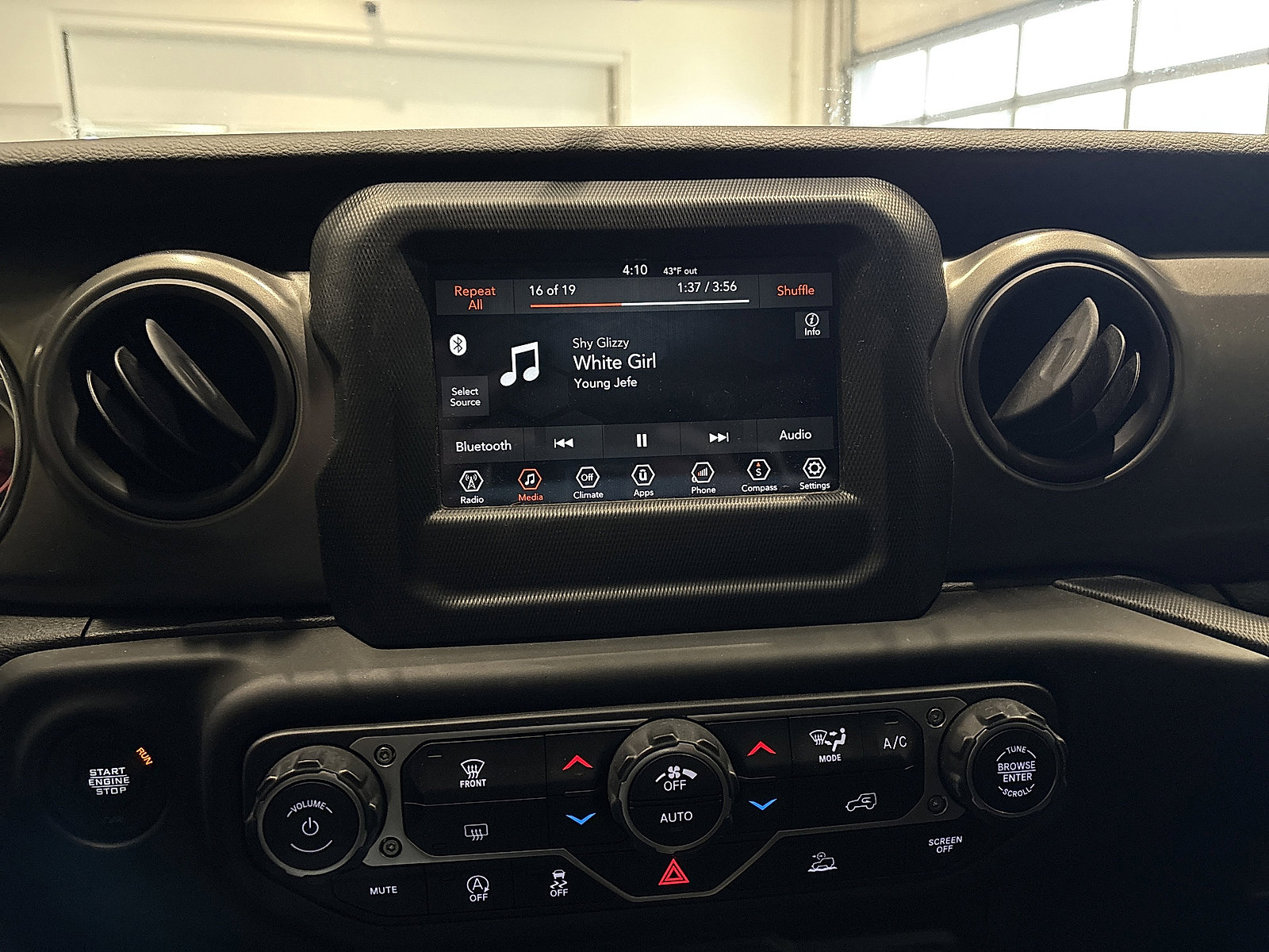 Used 2023 Jeep Gladiator Sport AWD/4WD image 23