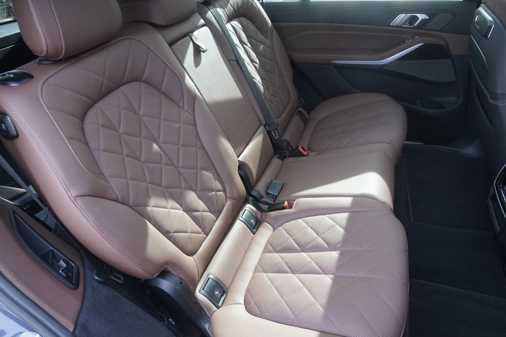 Used 2023 BMW X7 xDrive40i w/ Premium Package image 27