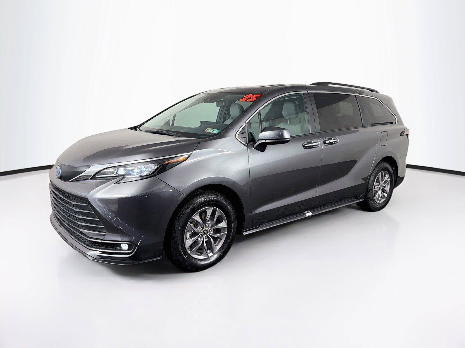 Used 2025 Toyota Sienna XLE FWD image 7