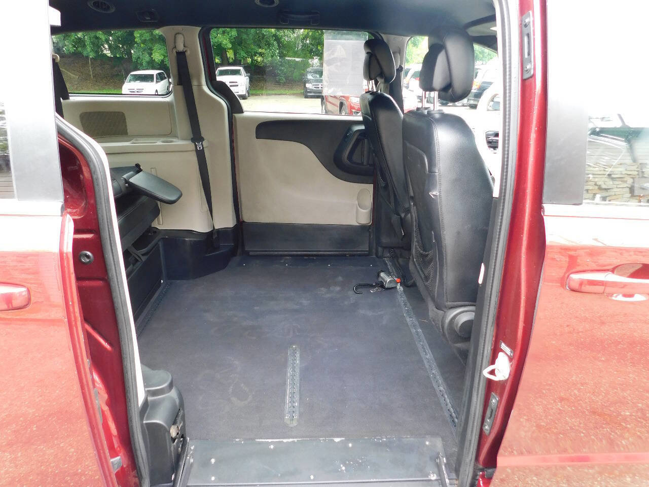 Used 2018 Dodge Grand Caravan SXT image 5