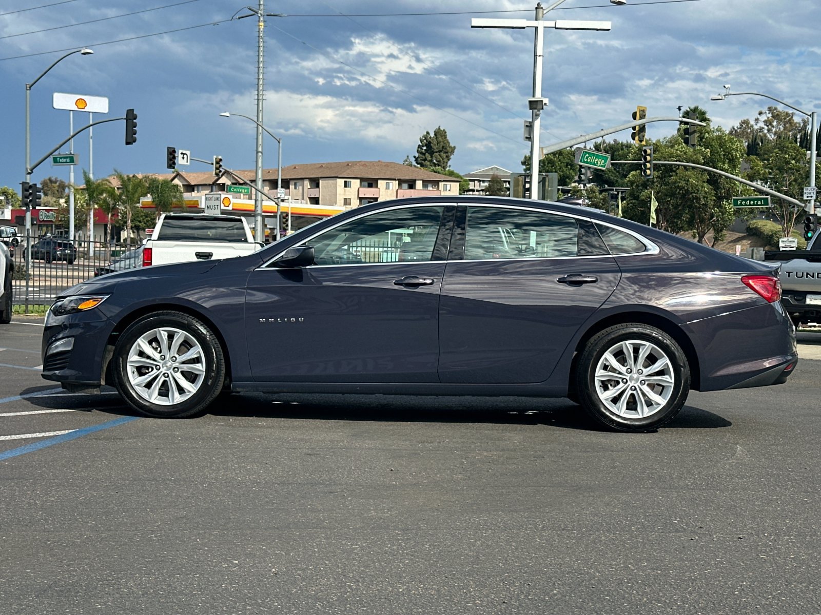 Used 2025 Chevrolet Malibu LT FWD image 2