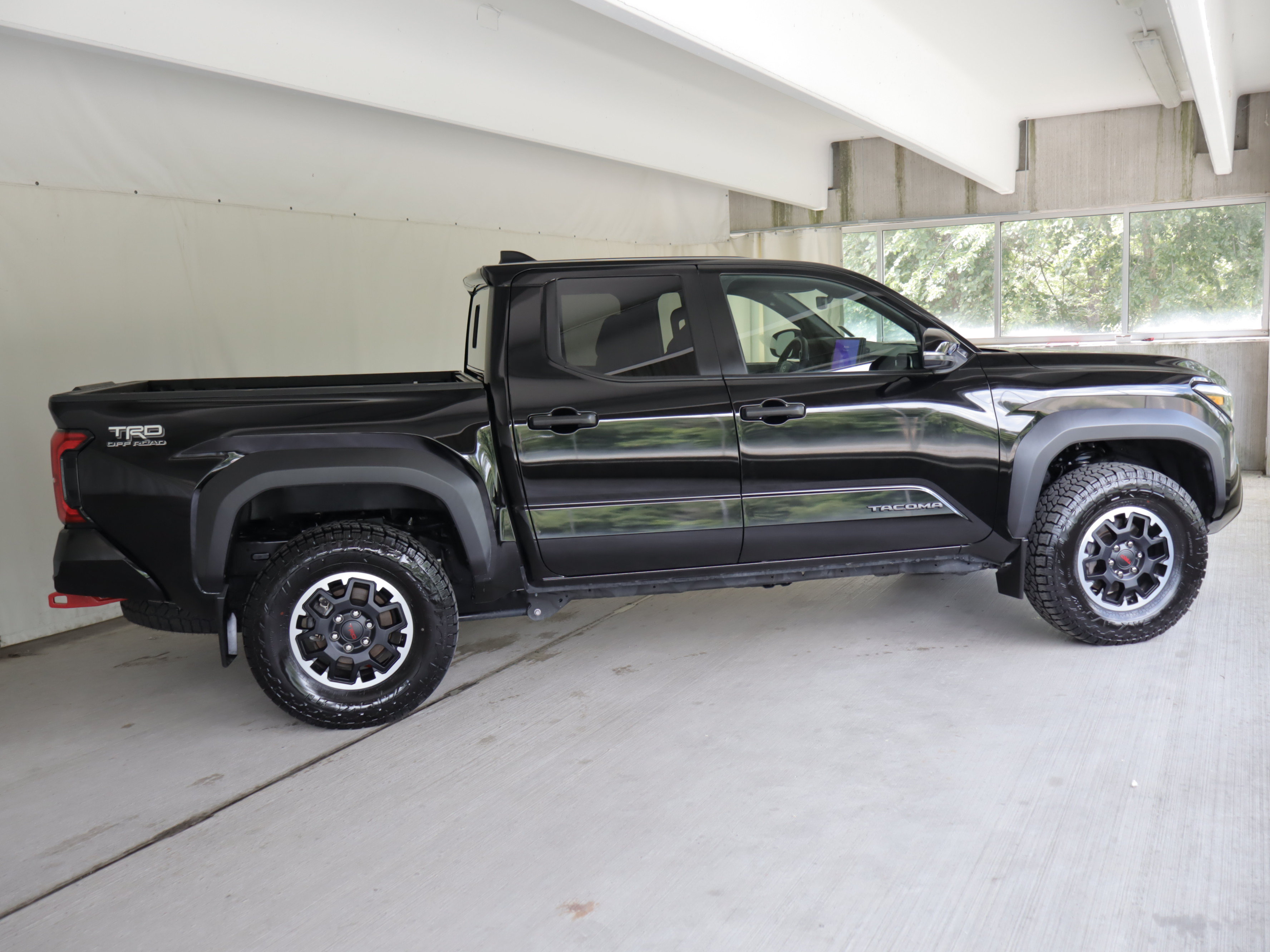 Used 2024 Toyota Tacoma TRD Off-Road w/ TRD Off Road Upgrade Package AWD/4WD image 4