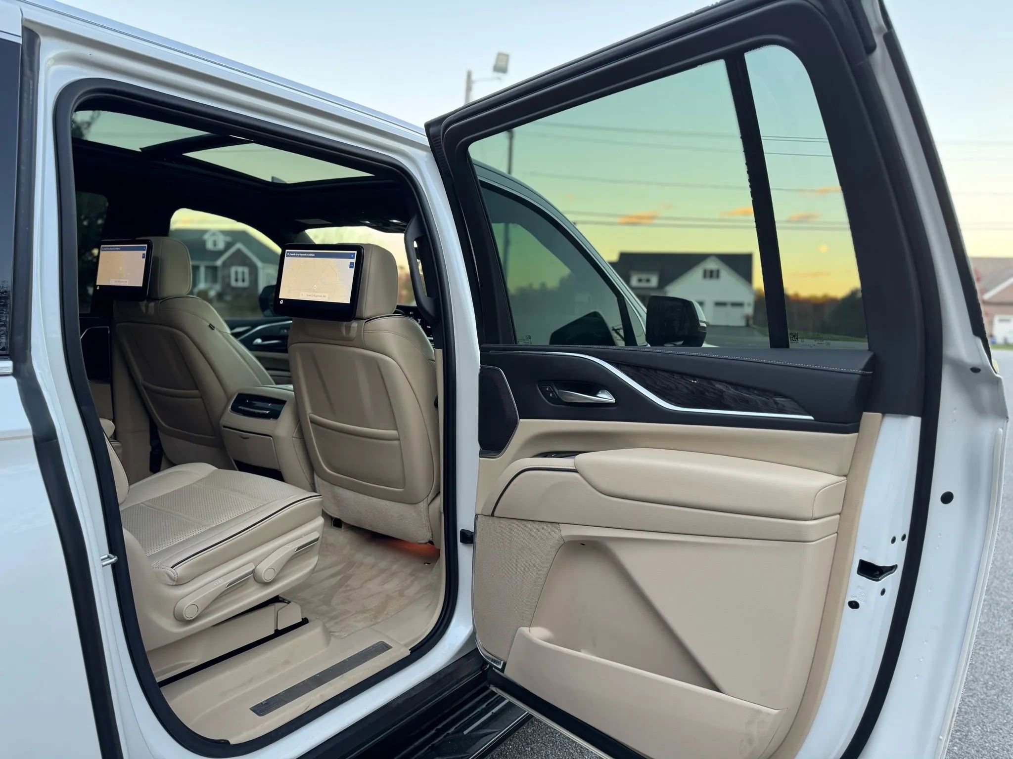 Used 2021 Cadillac Escalade ESV Premium Luxury image 17