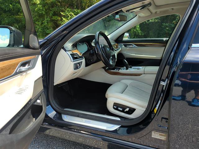 Used 2019 BMW 750i xDrive w/ Executive Package image 4
