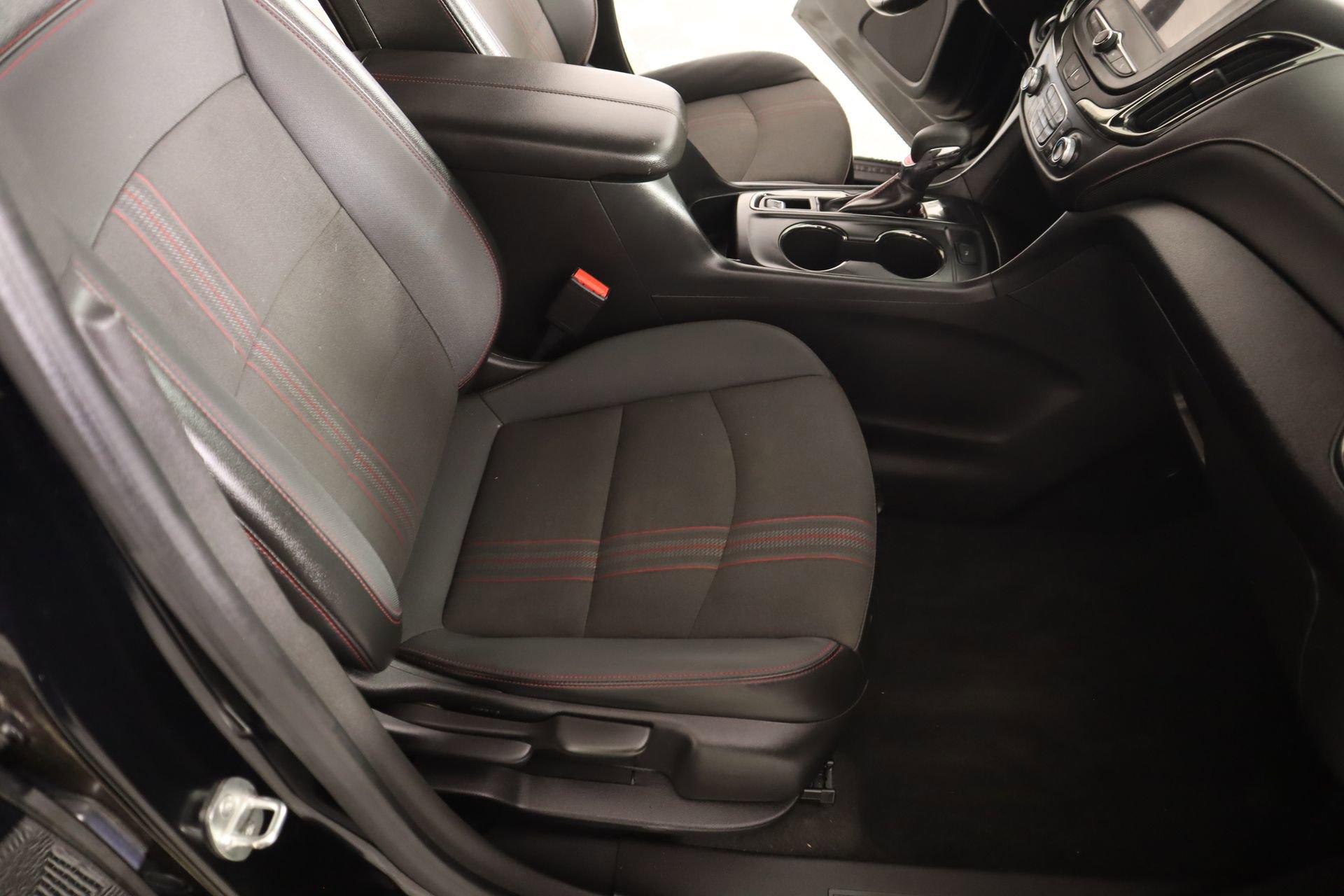 Used 2024 Chevrolet Equinox RS w/ LPO, Floor Liner Package FWD image 13
