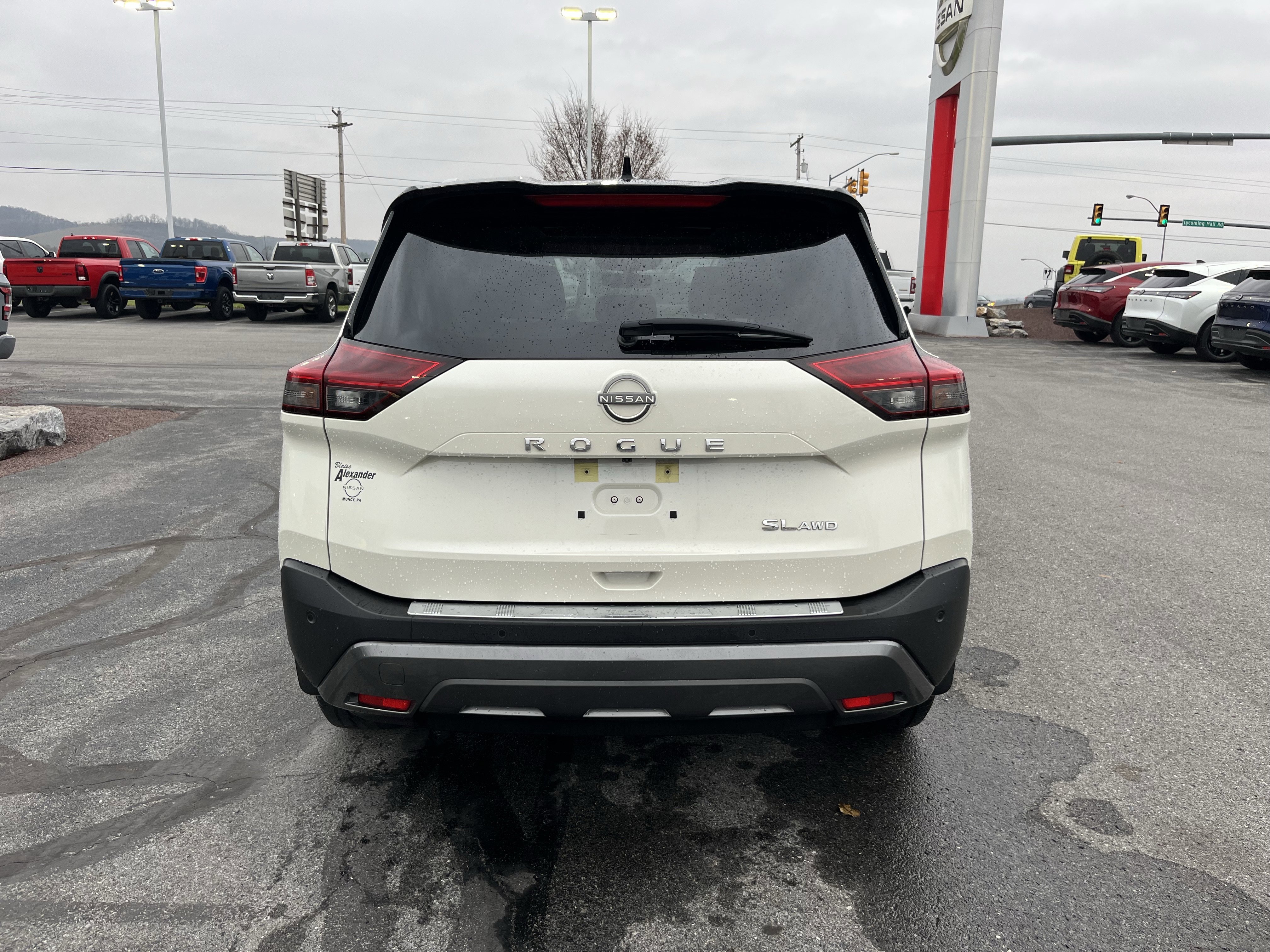 Used 2023 Nissan Rogue SL w/ SL Premium Package video 4