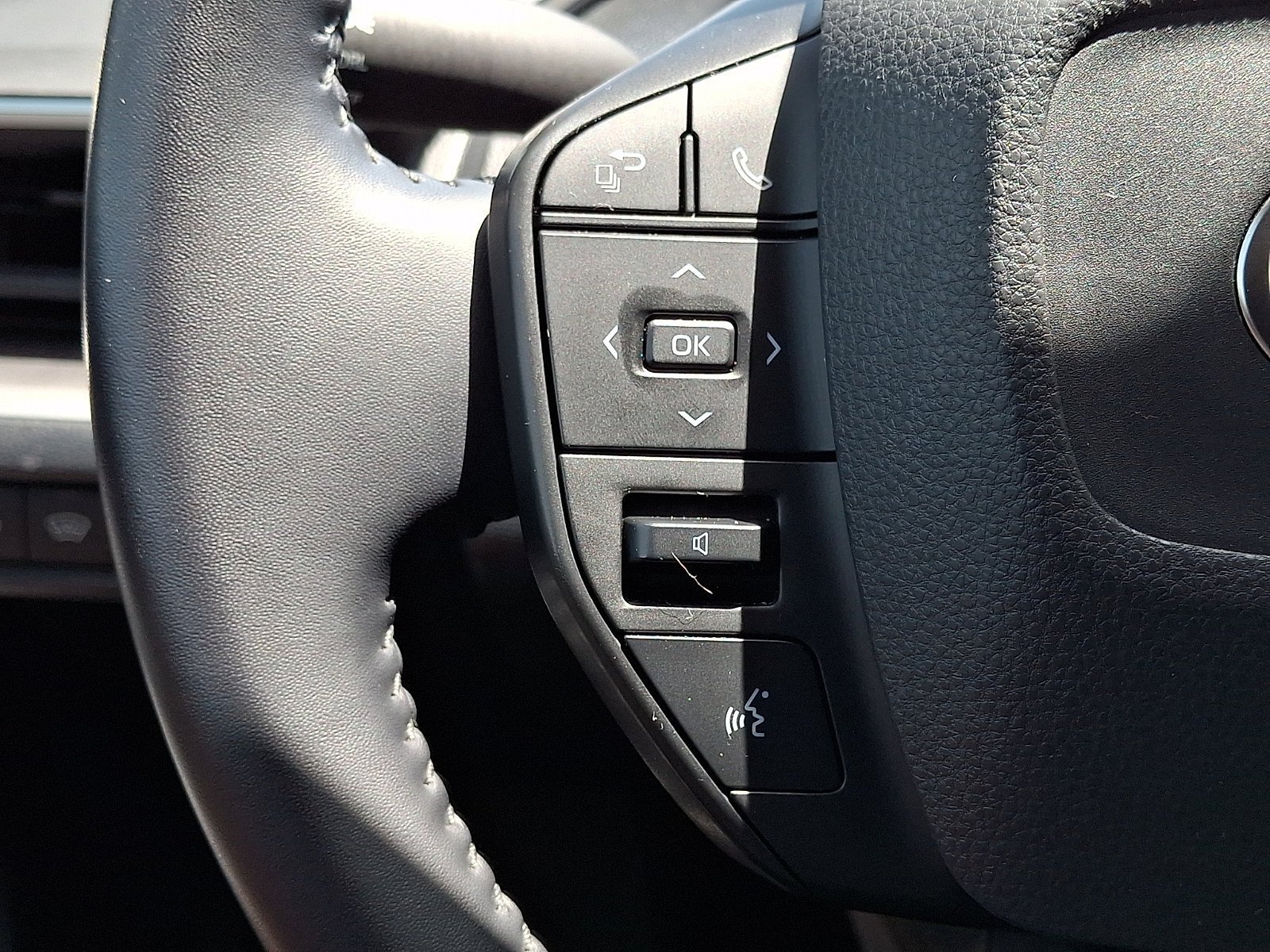 Used 2025 Toyota Prius LE FWD image 22