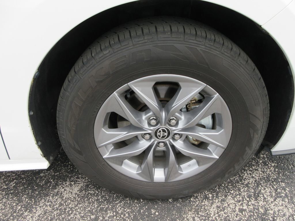 Used 2022 Toyota Sienna LE FWD image 9