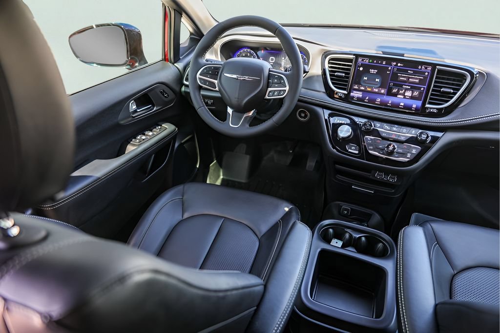 Used 2025 Chrysler Pacifica Select FWD image 28