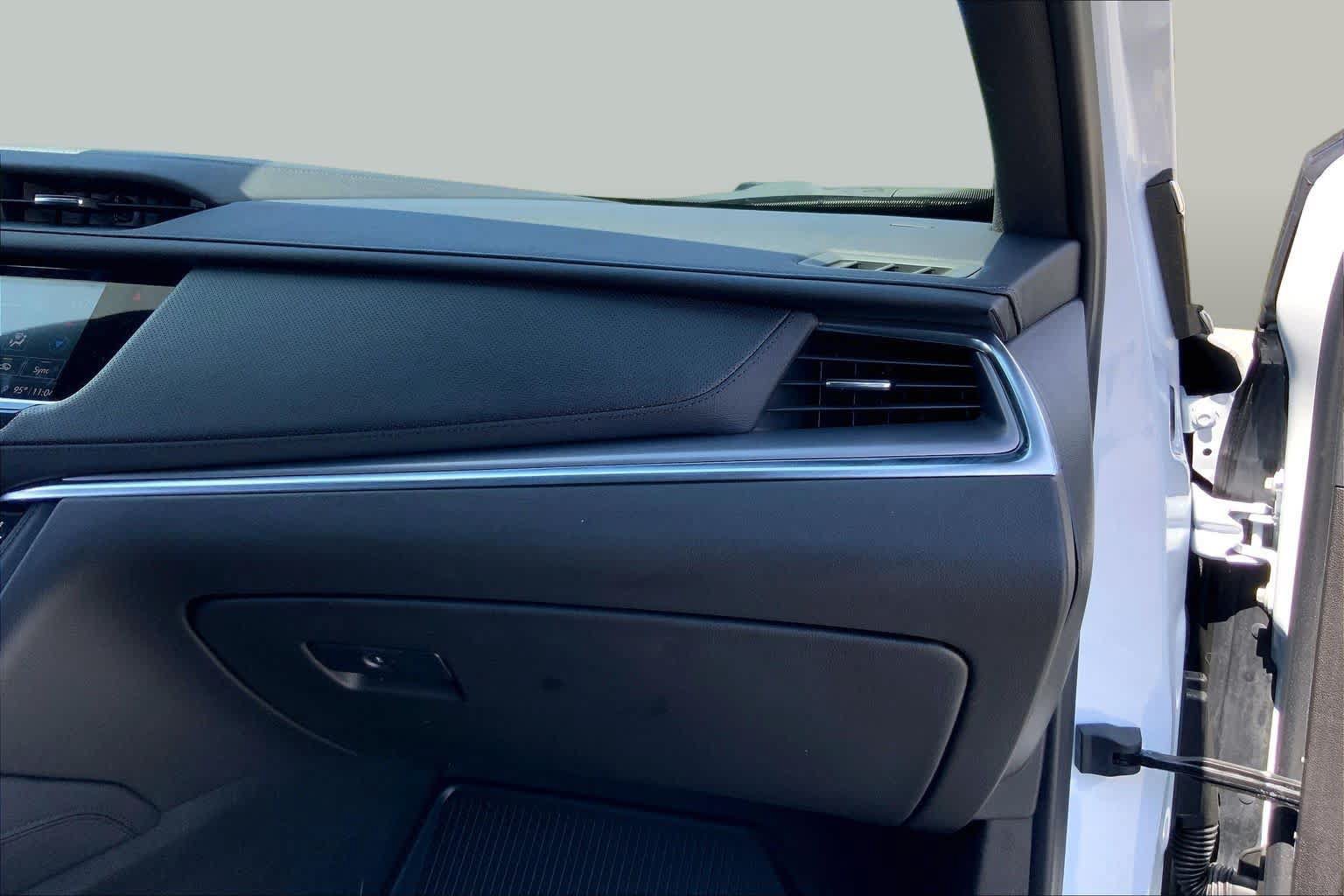 Used 2025 Cadillac XT5 Luxury w/ LPO, Floor Liner Package FWD image 18