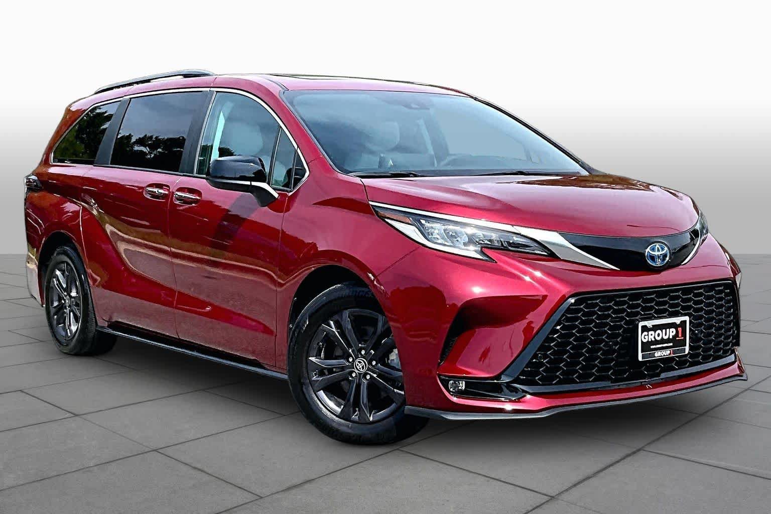 Used 2024 Toyota Sienna XSE w/ XSE Plus Package AWD/4WD image 3