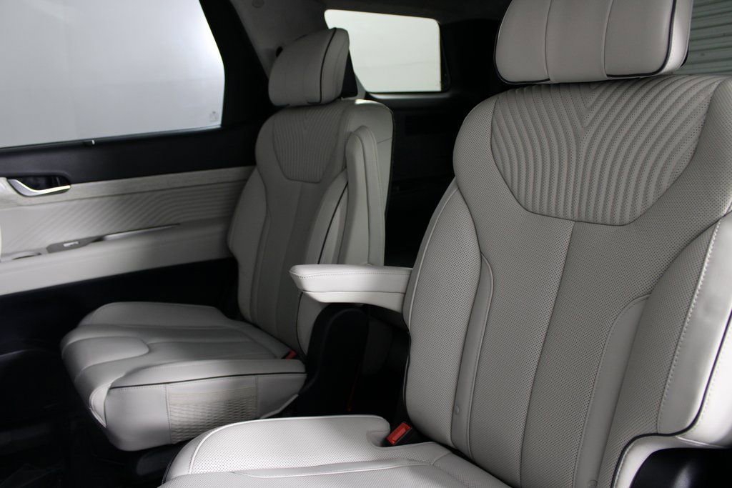 Used 2023 Hyundai Palisade Calligraphy image 17