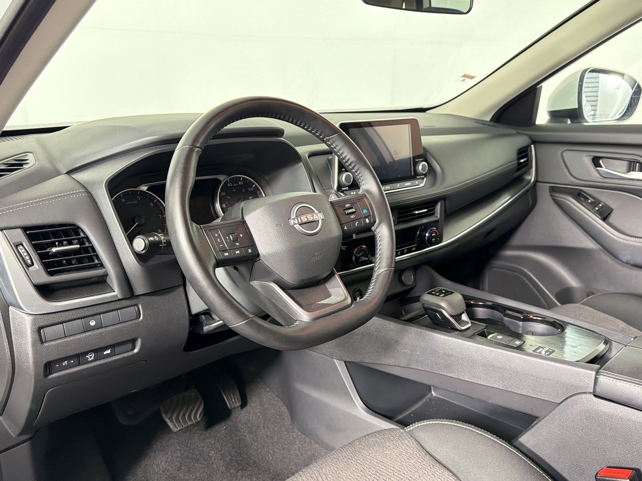 Used 2025 Nissan Rogue SV FWD image 3