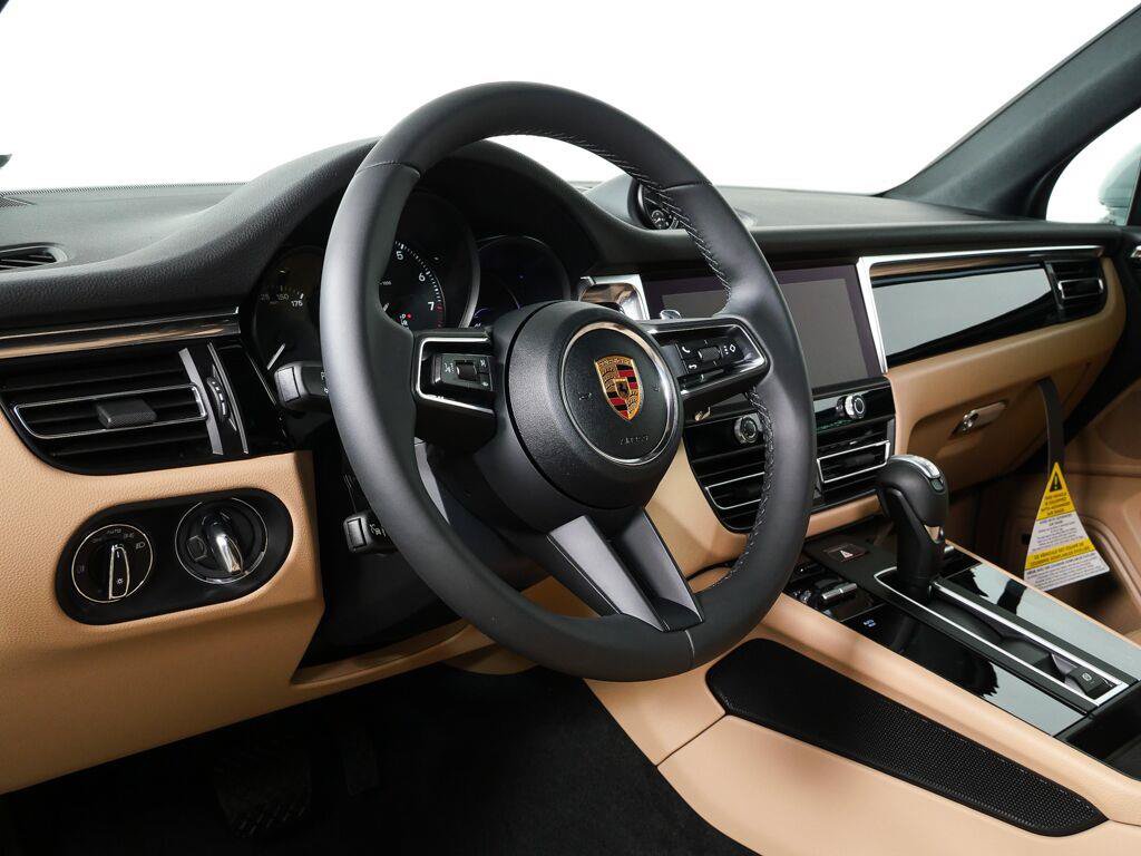 Certified 2026 Porsche Macan AWD/4WD image 4