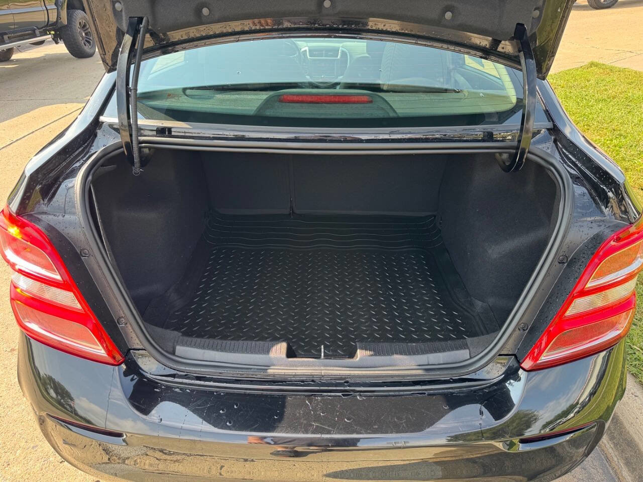 Used 2018 Chevrolet Sonic LT w/ Convenience Package image 10