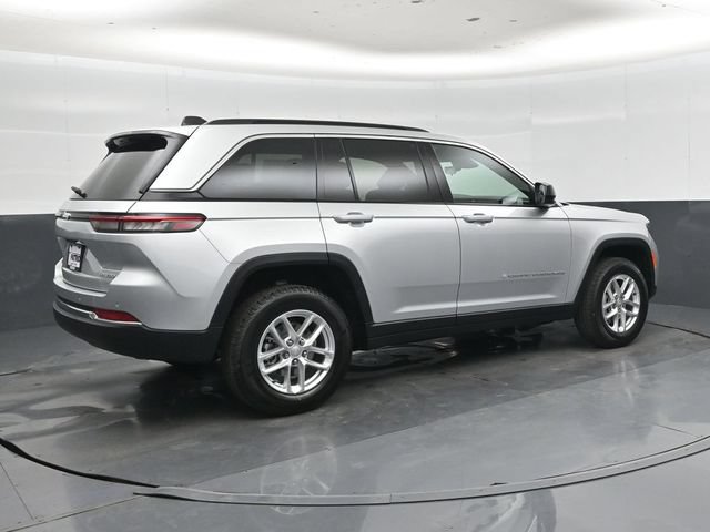 New 2026 Jeep Grand Cherokee Laredo w/ Trailer Tow Package AWD/4WD image 3