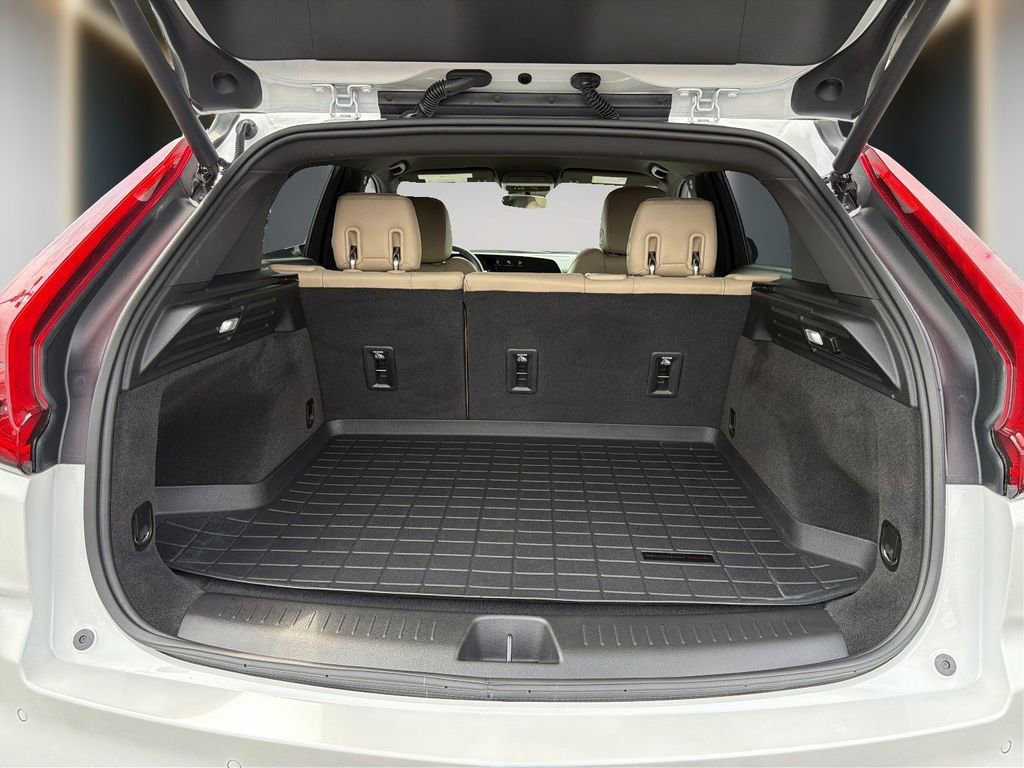 Used 2024 Cadillac XT4 Luxury w/ Cold Weather Package FWD image 11