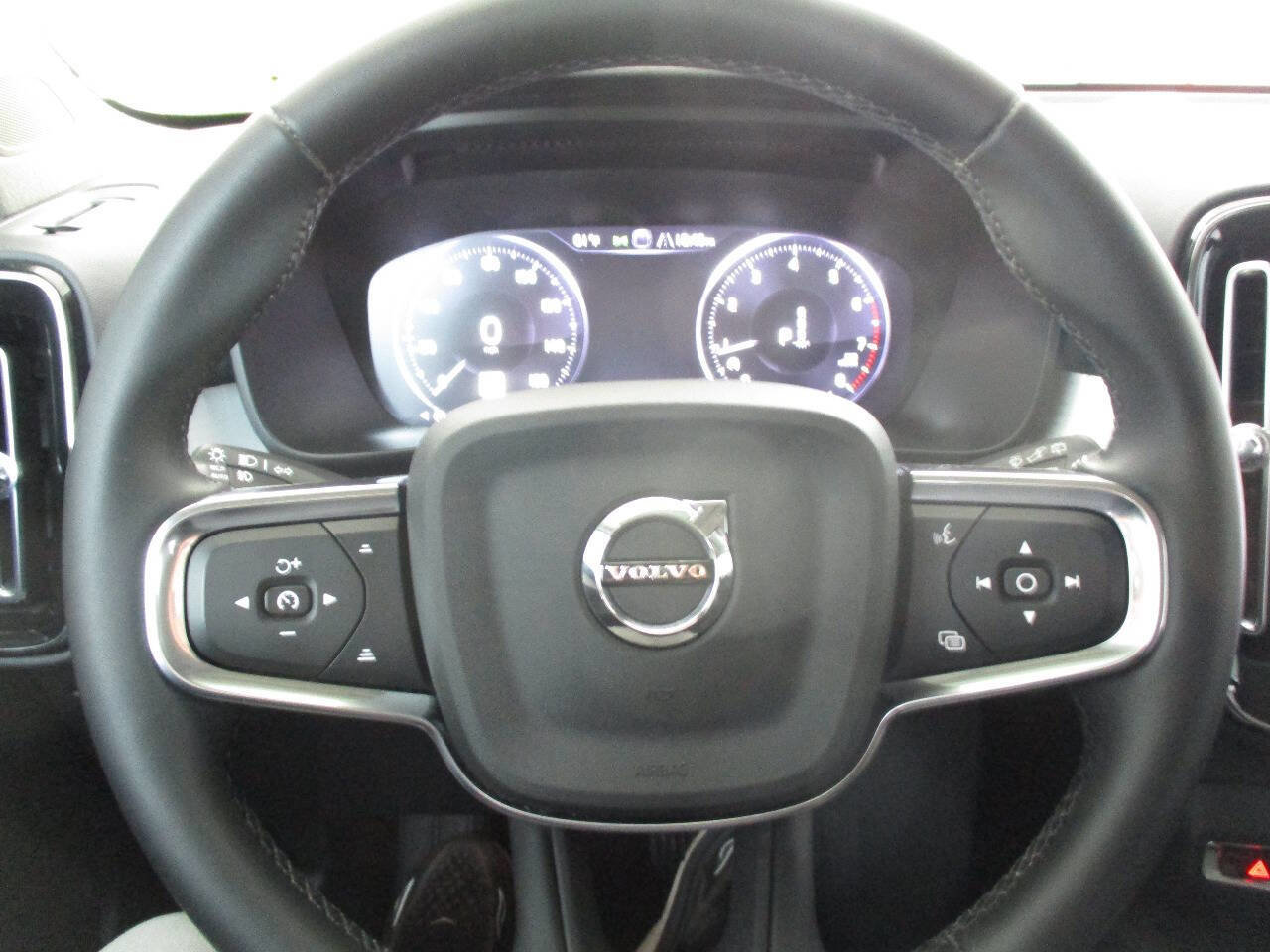 Used 2022 Volvo XC40 T5 Momentum image 92