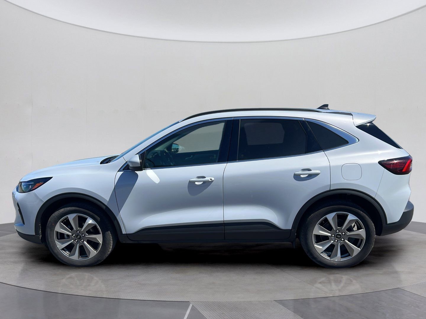 Used 2025 Ford Escape Platinum AWD/4WD image 2
