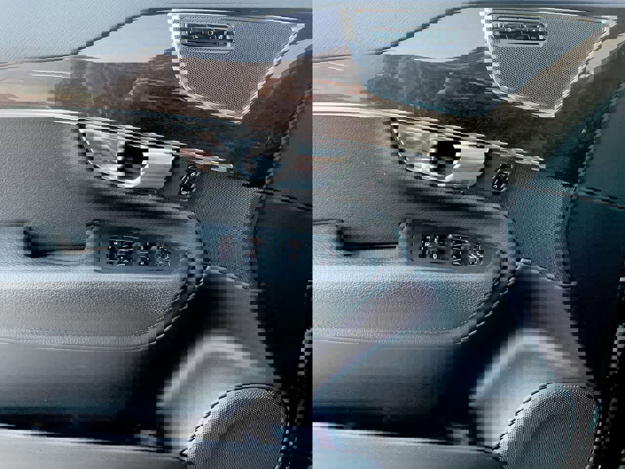 Used 2017 Volvo XC90 T6 Momentum w/ Vision Package image 36