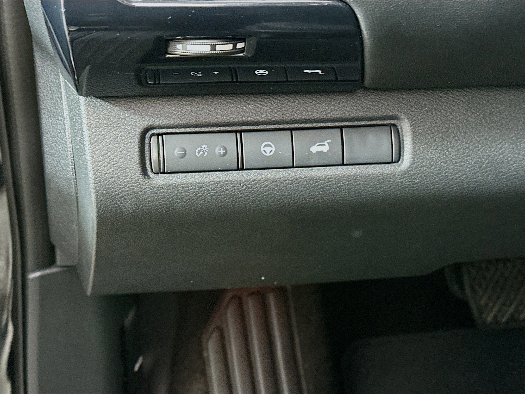 Used 2025 Nissan Pathfinder SV image 17