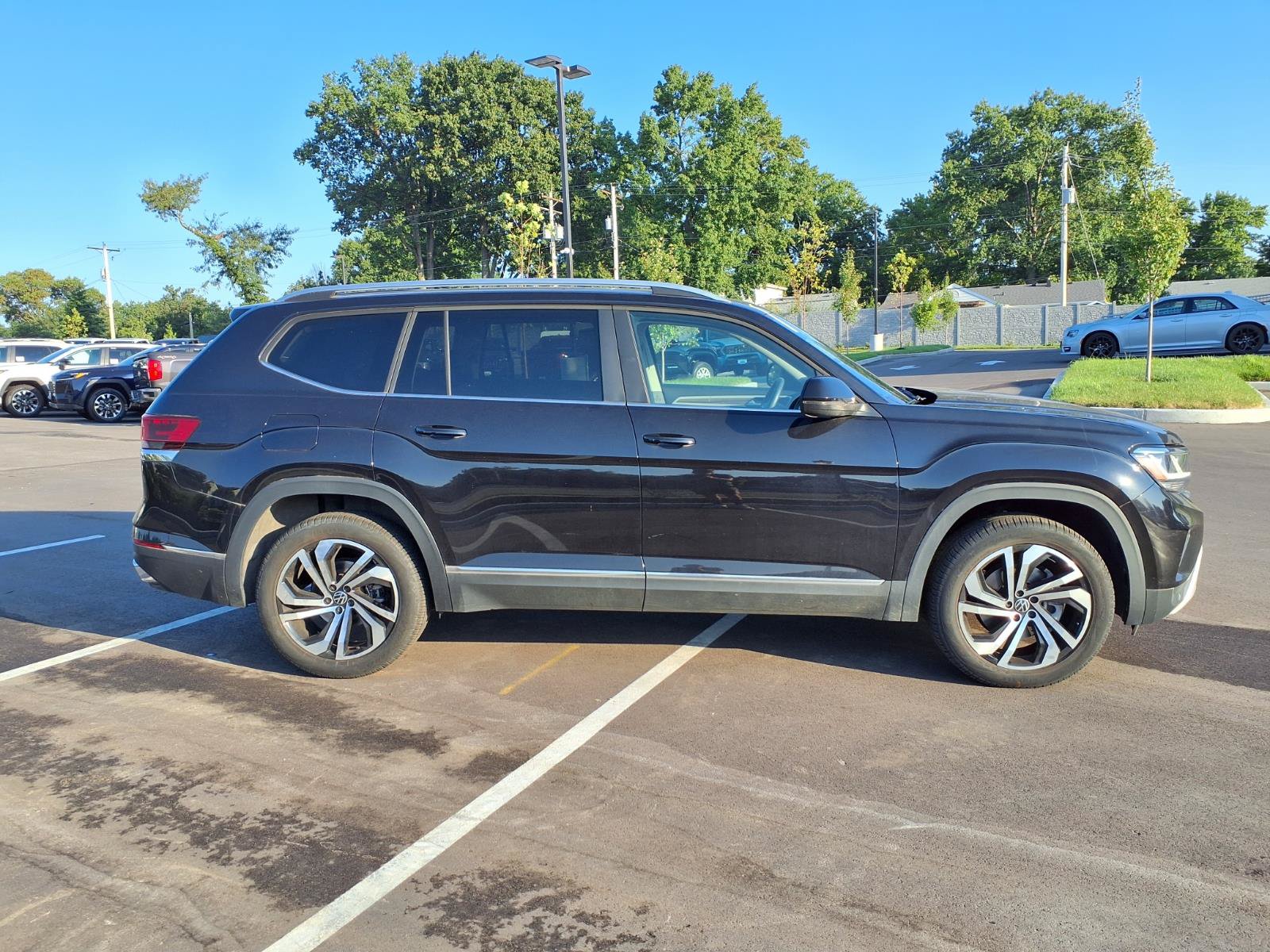 Used 2023 Volkswagen Atlas SEL AWD/4WD image 2