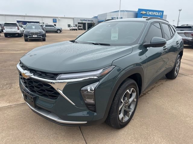 Used 2025 Chevrolet Trax LT image 1