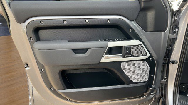 Used 2023 Land Rover Defender 130 X-Dynamic SE image 24