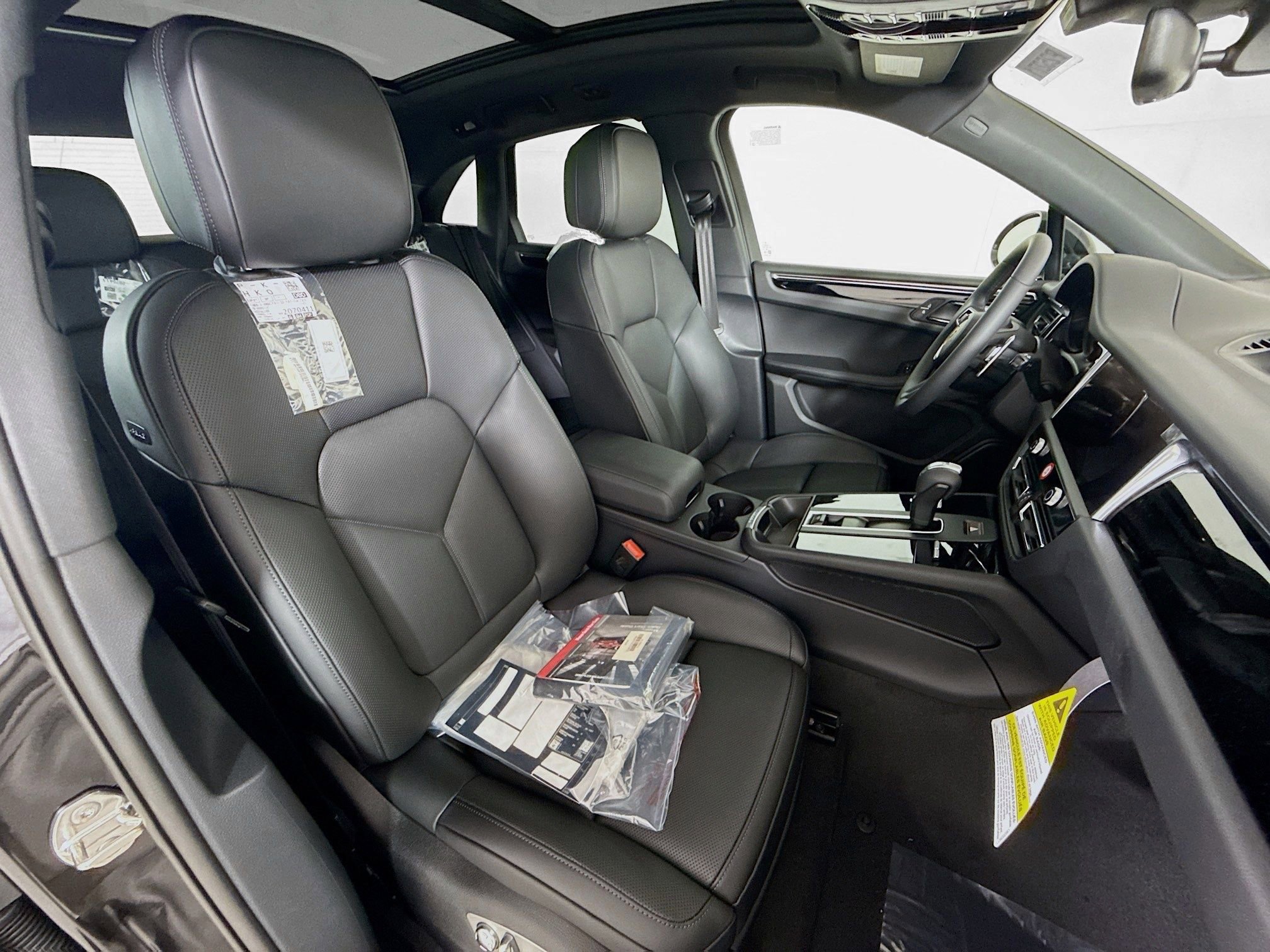 Certified 2025 Porsche Macan AWD/4WD image 22