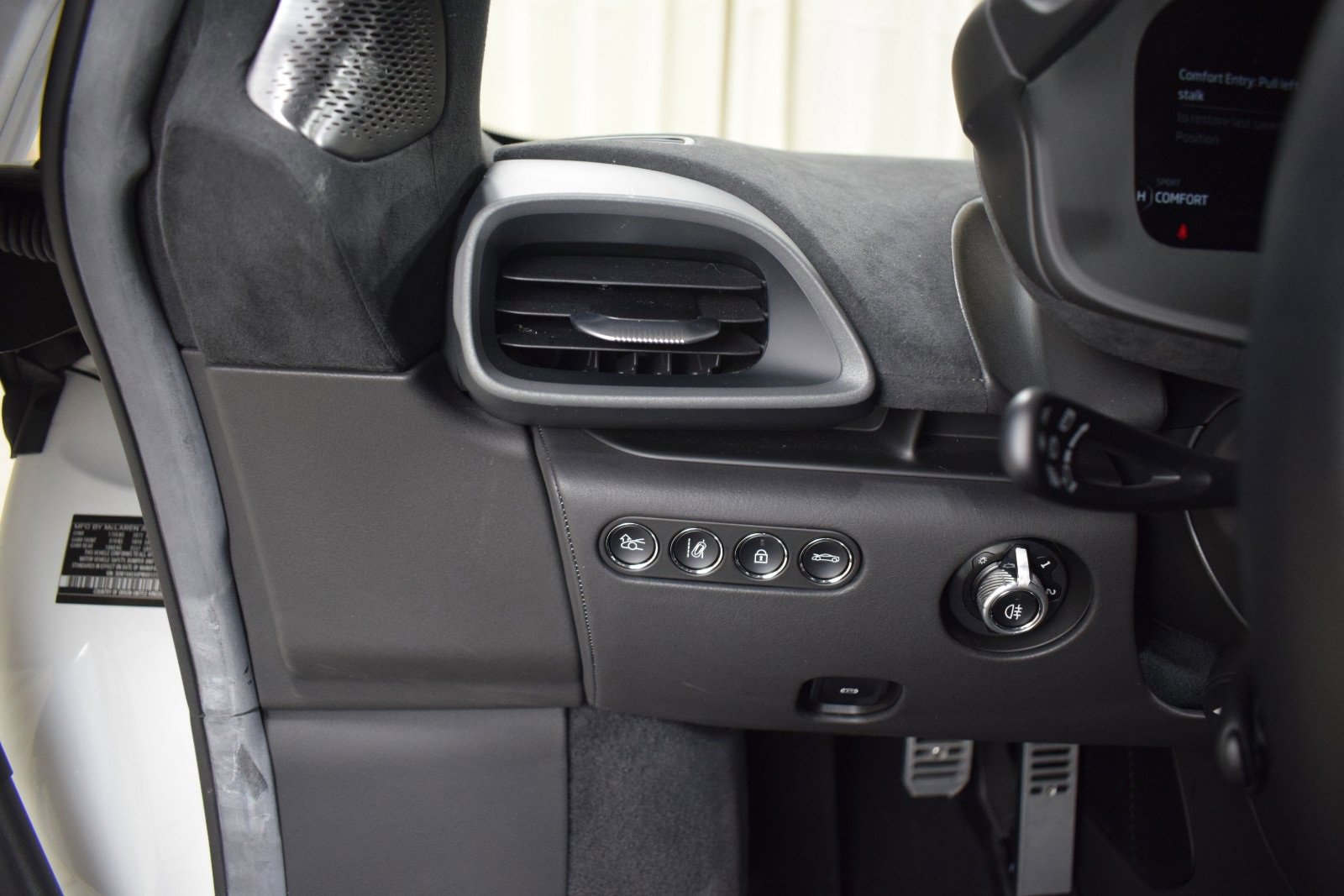 Used 2023 McLaren Artura image 23