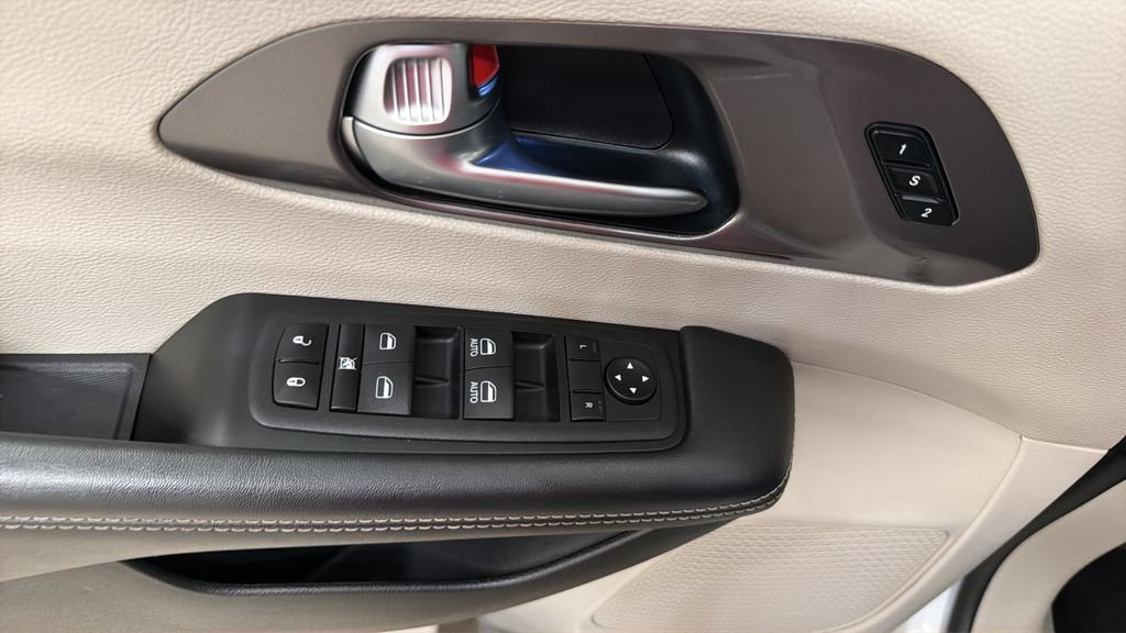 Used 2023 Chrysler Pacifica Touring-L FWD image 17