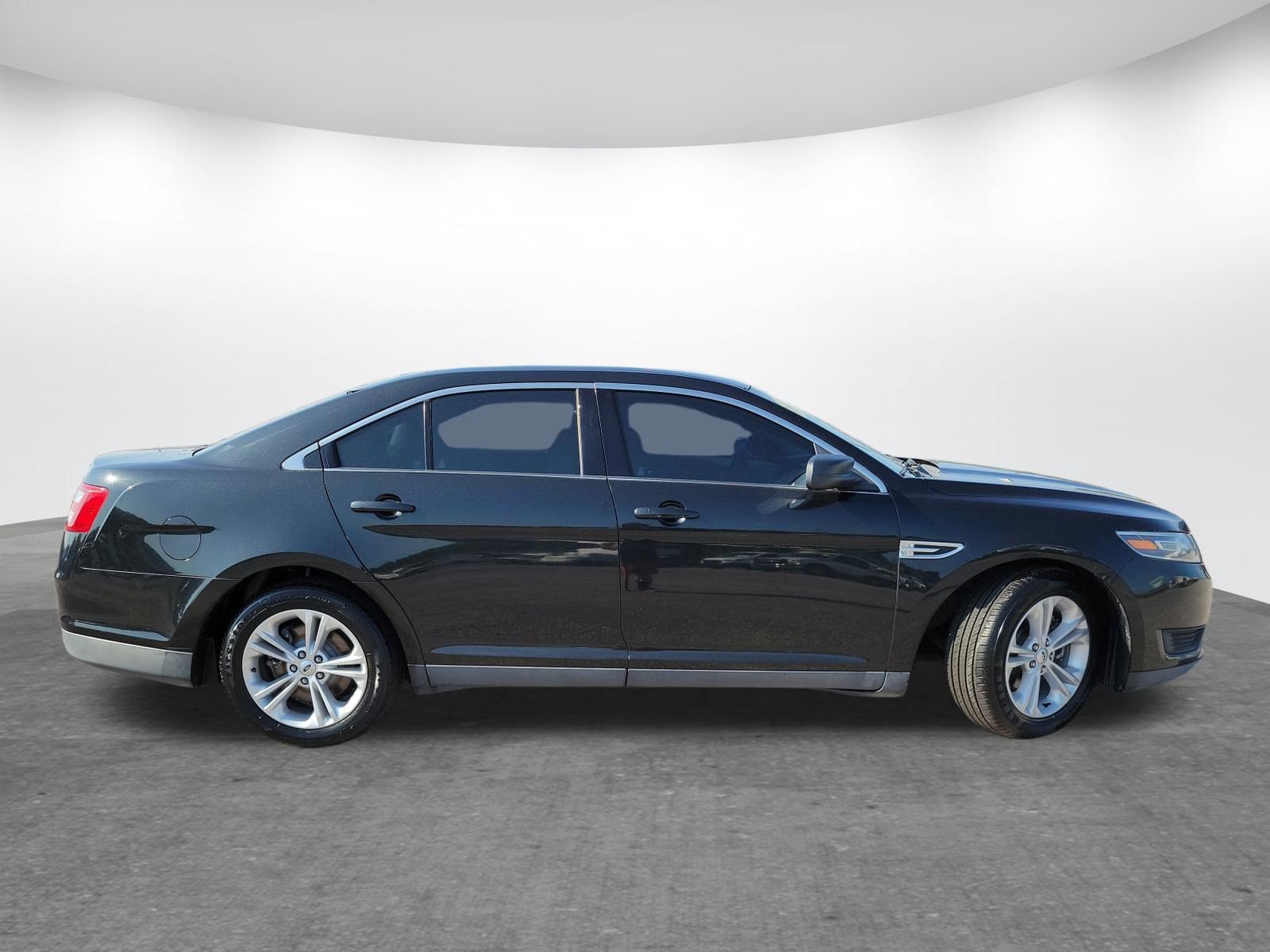 Used 2015 Ford Taurus SE FWD image 4