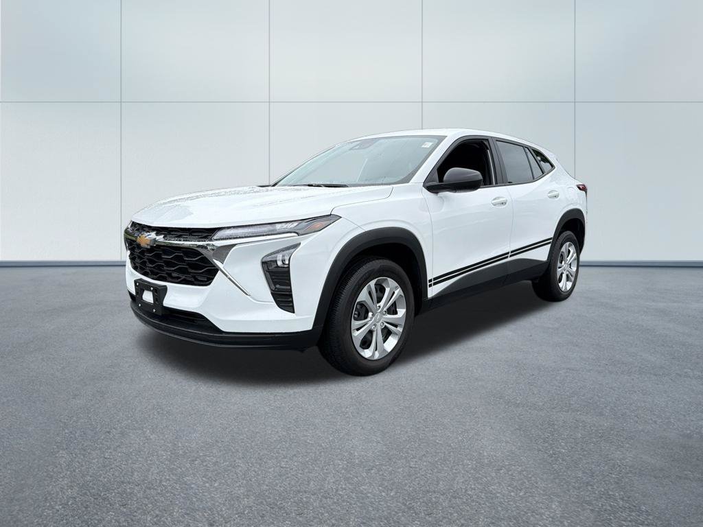 Used 2025 Chevrolet Trax LS FWD image 2