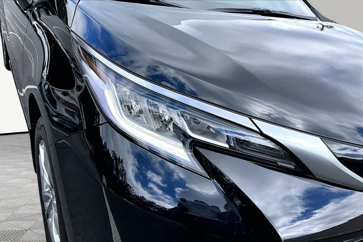 Certified 2025 Toyota Sienna Limited FWD image 28