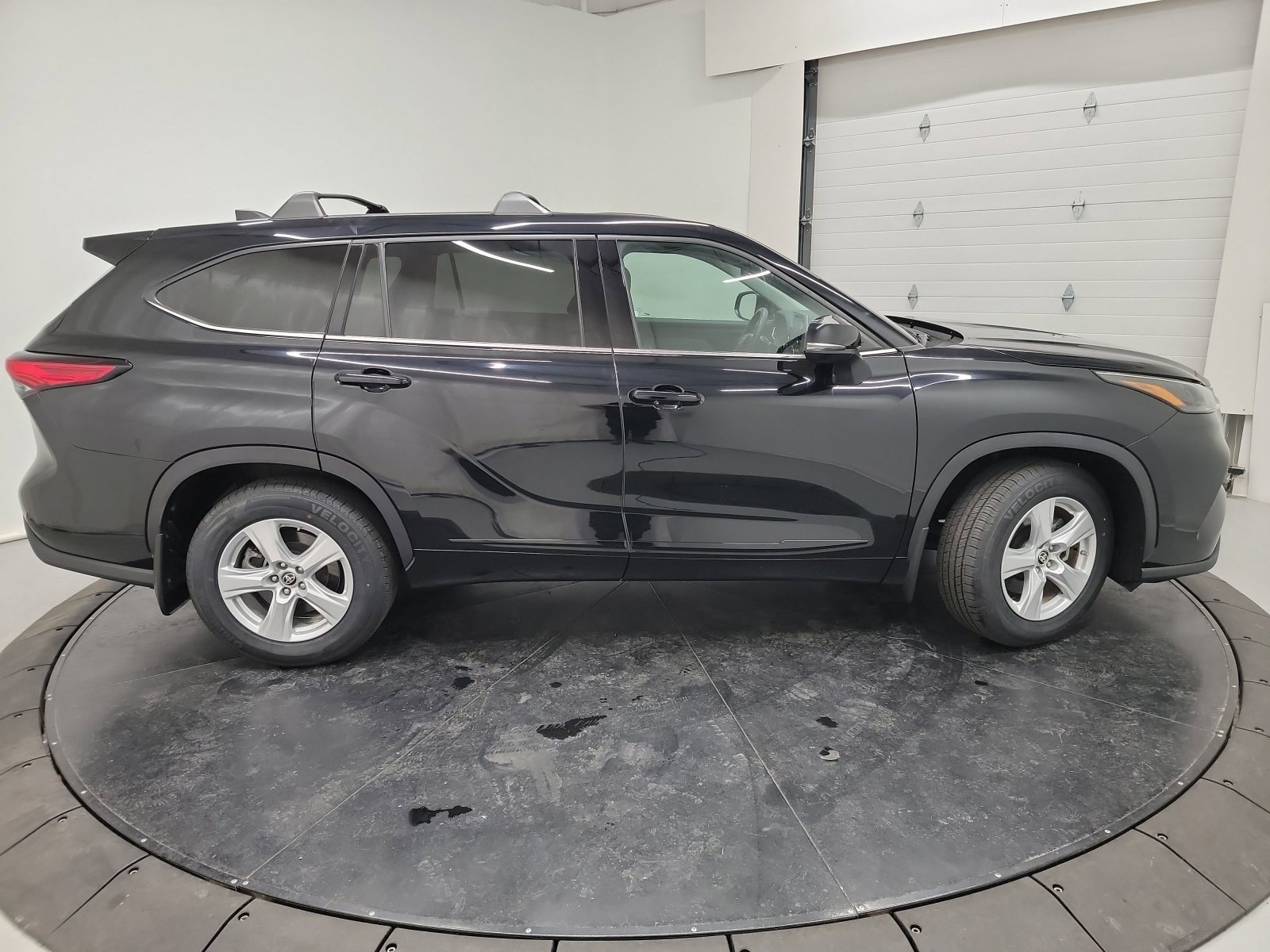 Used 2022 Toyota Highlander L AWD/4WD image 11