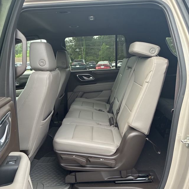 Used 2023 Chevrolet Suburban LT w/ Luxury Package AWD/4WD image 7