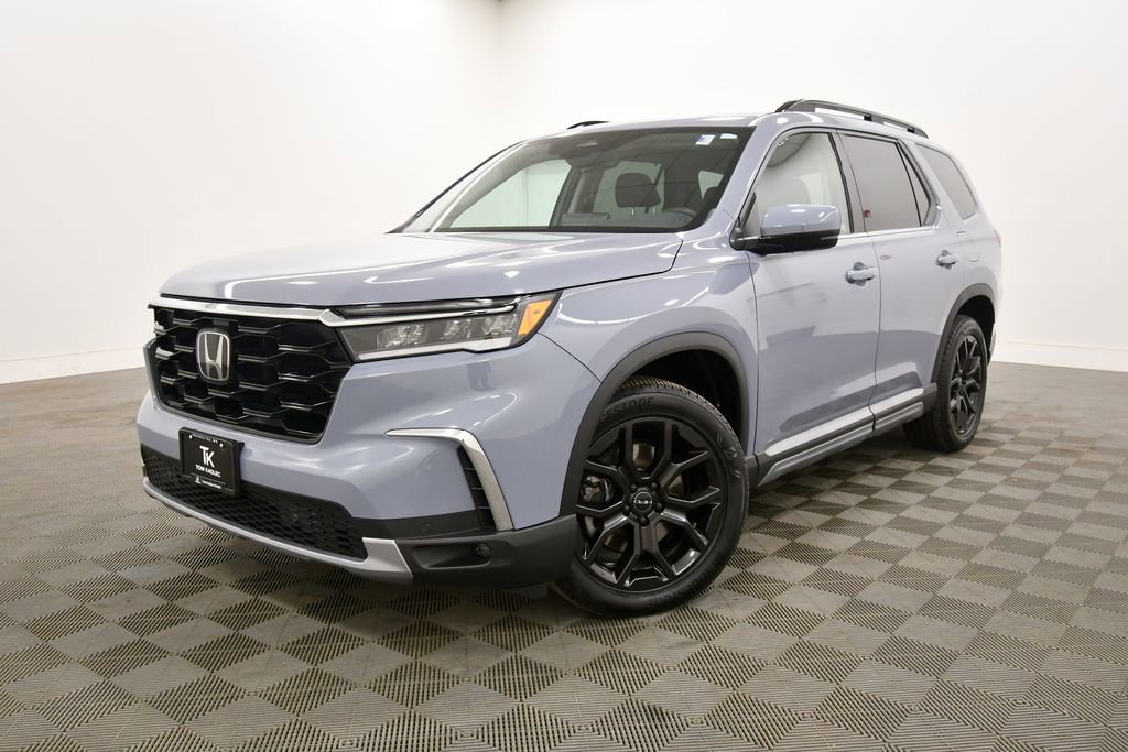 Used 2025 Honda Pilot Touring image 2