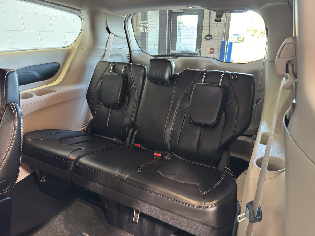 Used 2023 Chrysler Pacifica Touring-L FWD image 12