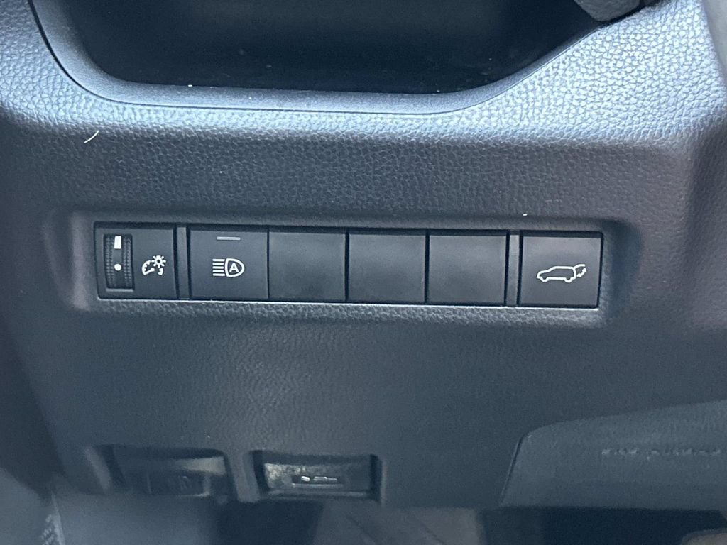Used 2021 Toyota RAV4 XLE w/ Convenience Package FWD image 28