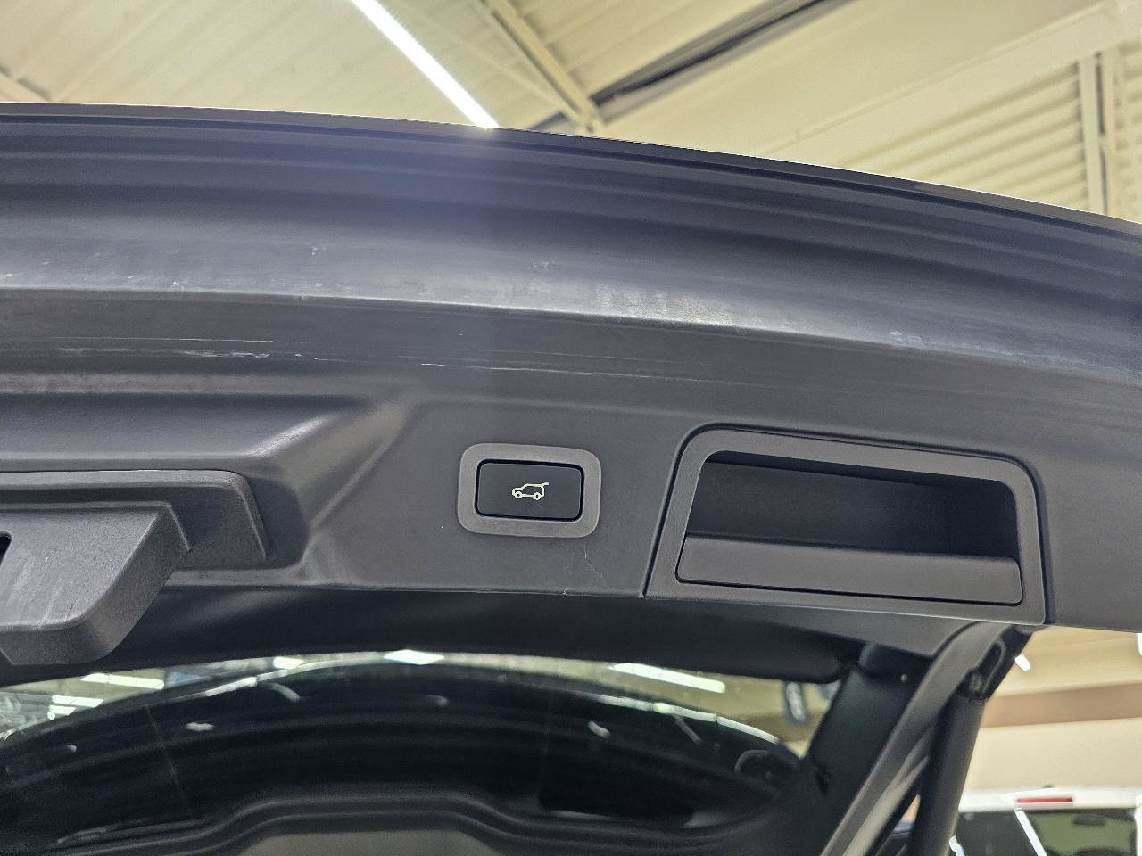 Used 2018 Land Rover Range Rover Velar R-Dynamic SE AWD/4WD image 14