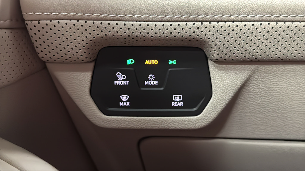 Used 2025 Volkswagen Atlas SEL AWD/4WD image 32