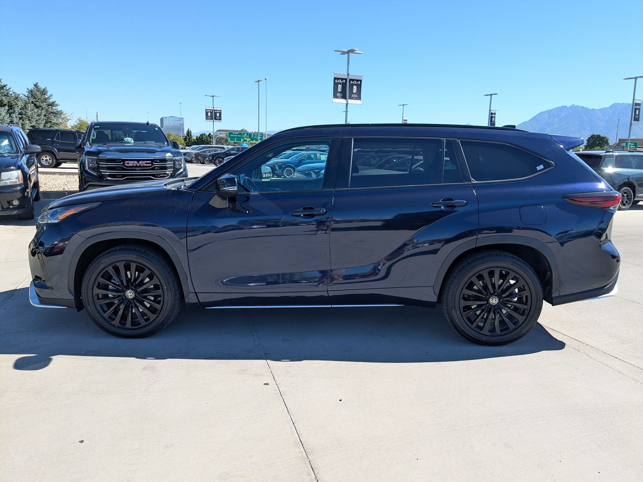 Used 2024 Toyota Highlander XSE FWD image 3