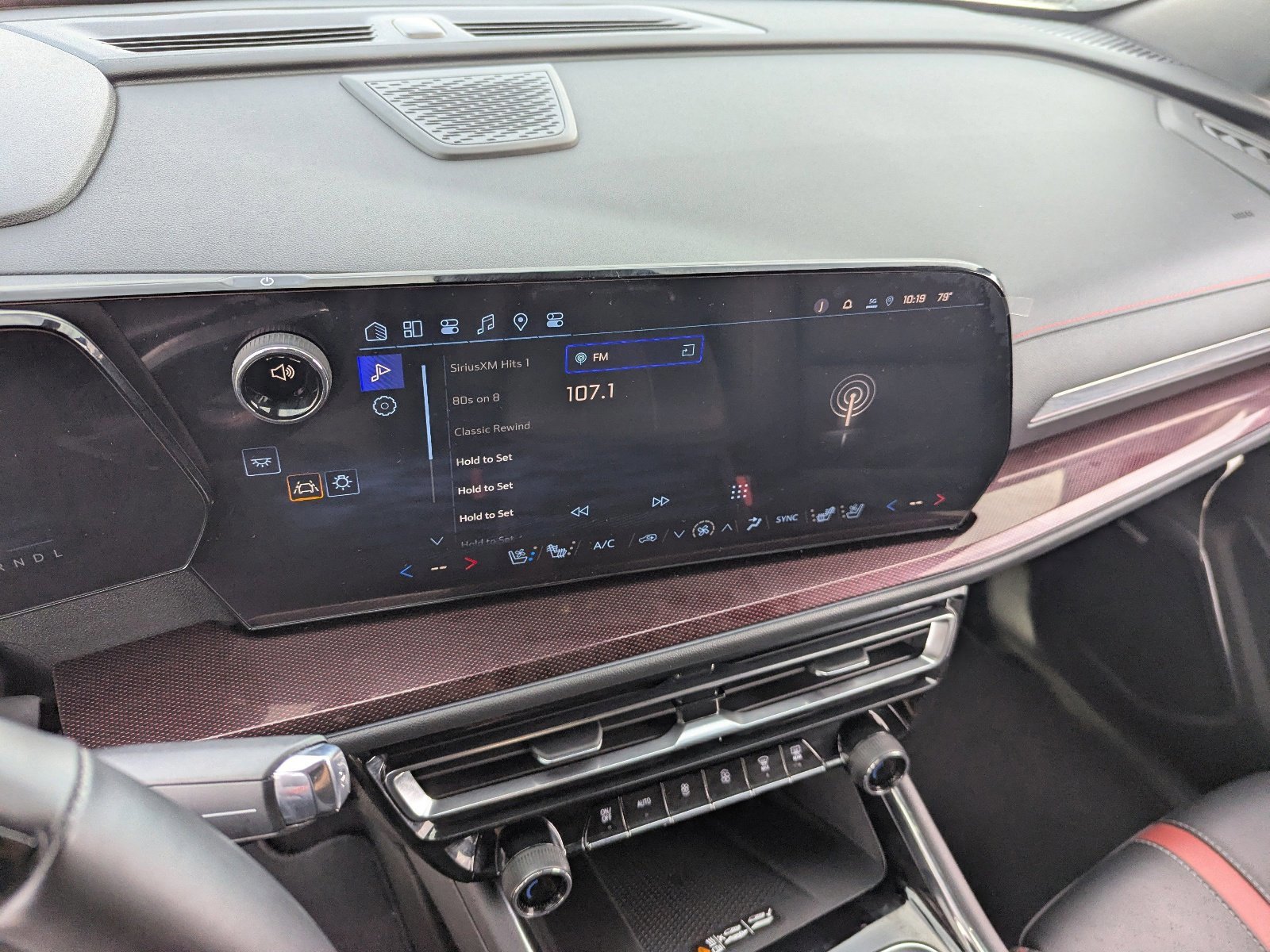 Used 2025 Chevrolet Traverse RS image 26