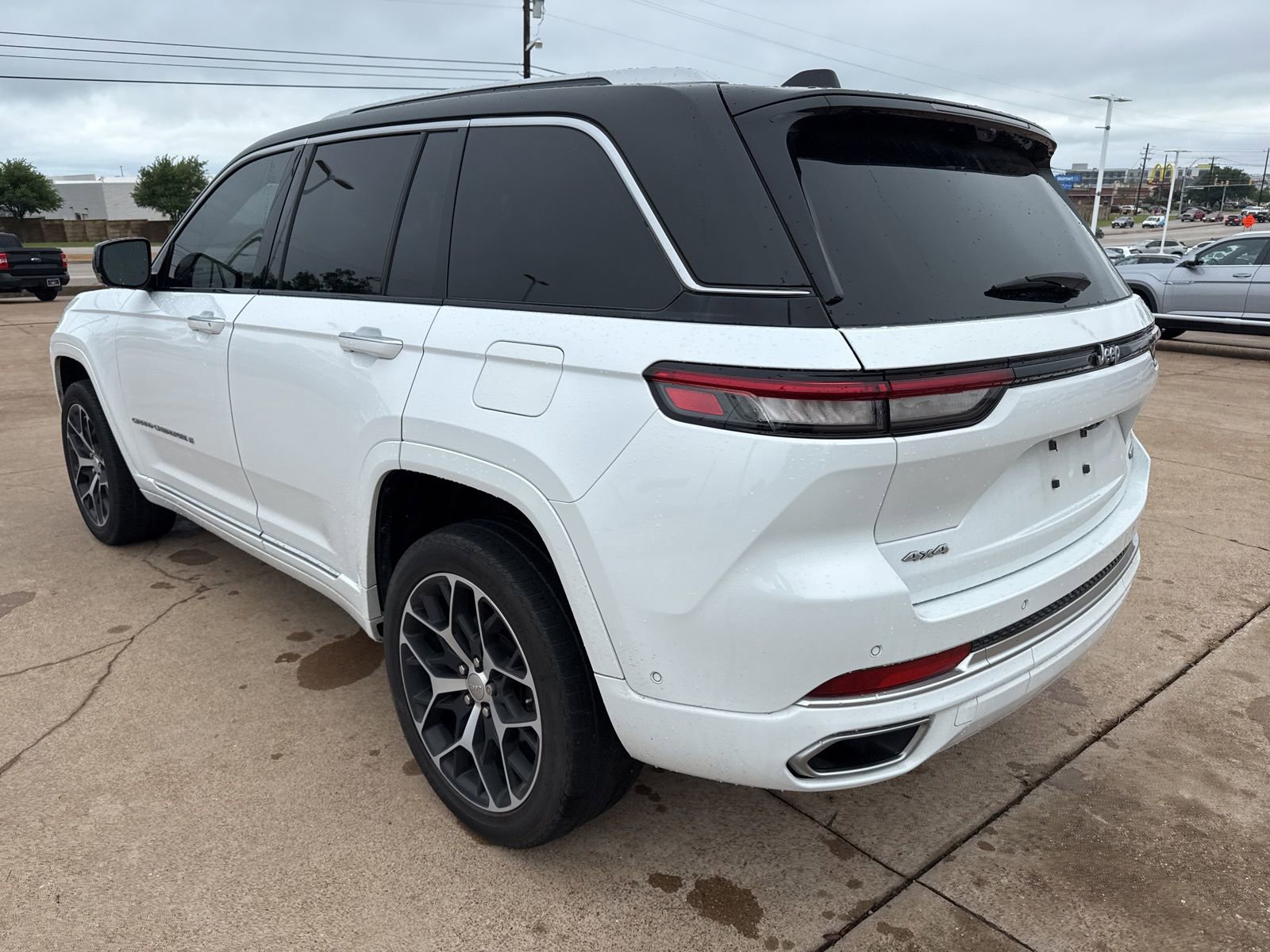 Used 2023 Jeep Grand Cherokee Summit AWD/4WD image 5