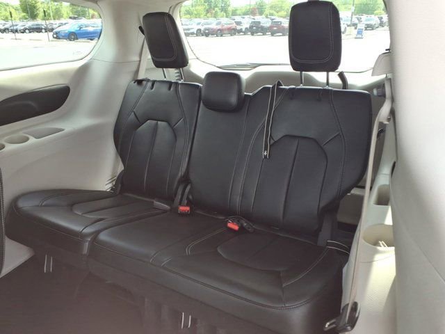 Used 2023 Chrysler Pacifica Touring-L FWD image 27