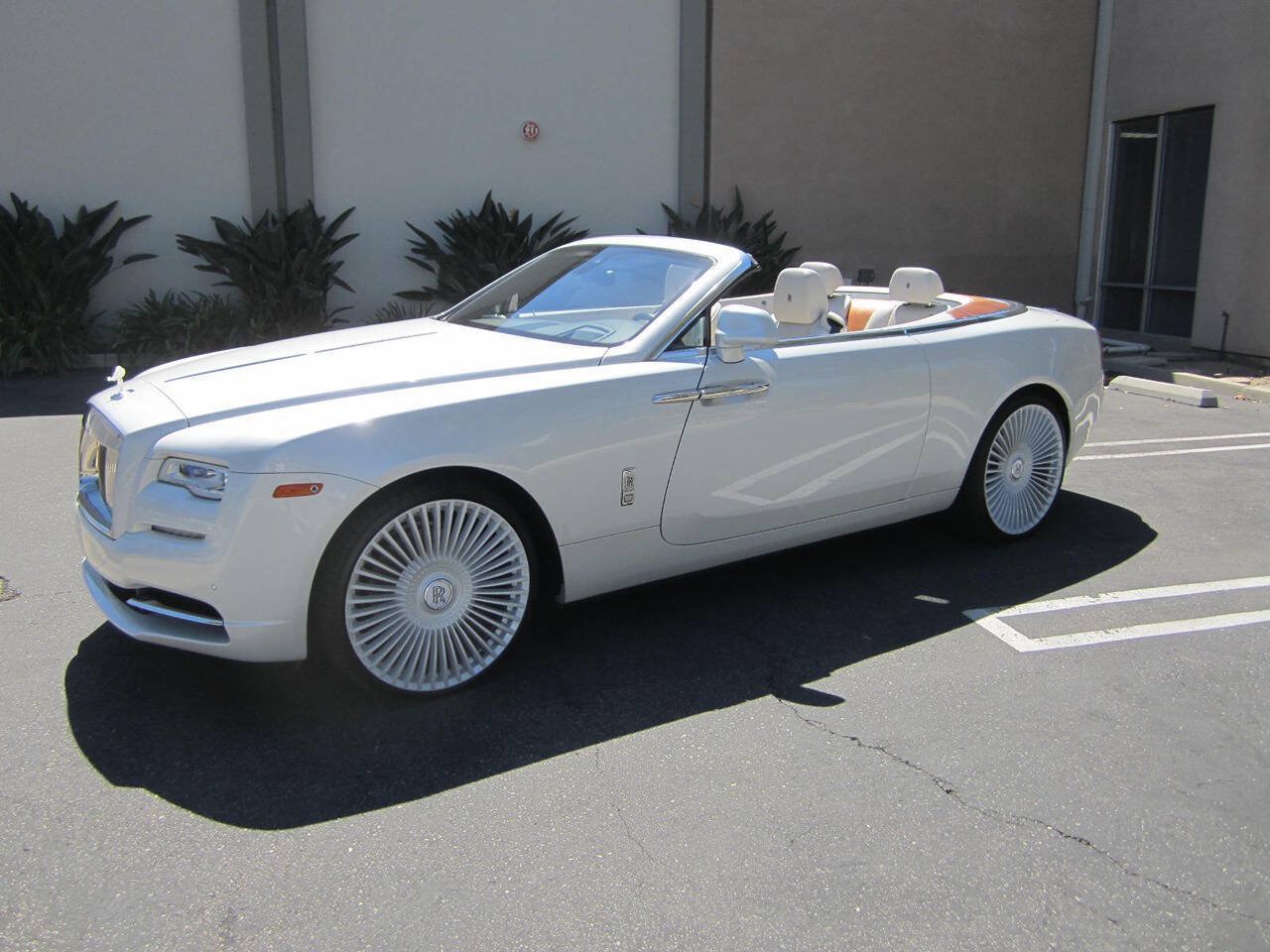 Used 2016 Rolls-Royce Dawn RWD image 23