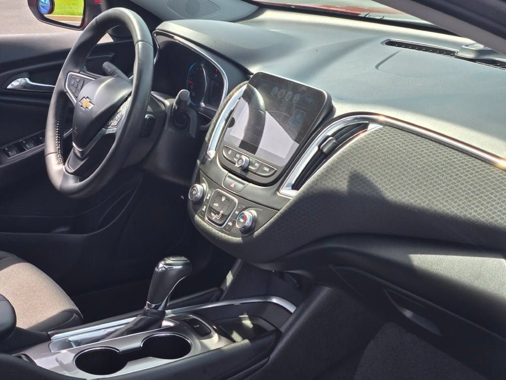Used 2017 Chevrolet Malibu LT FWD image 9