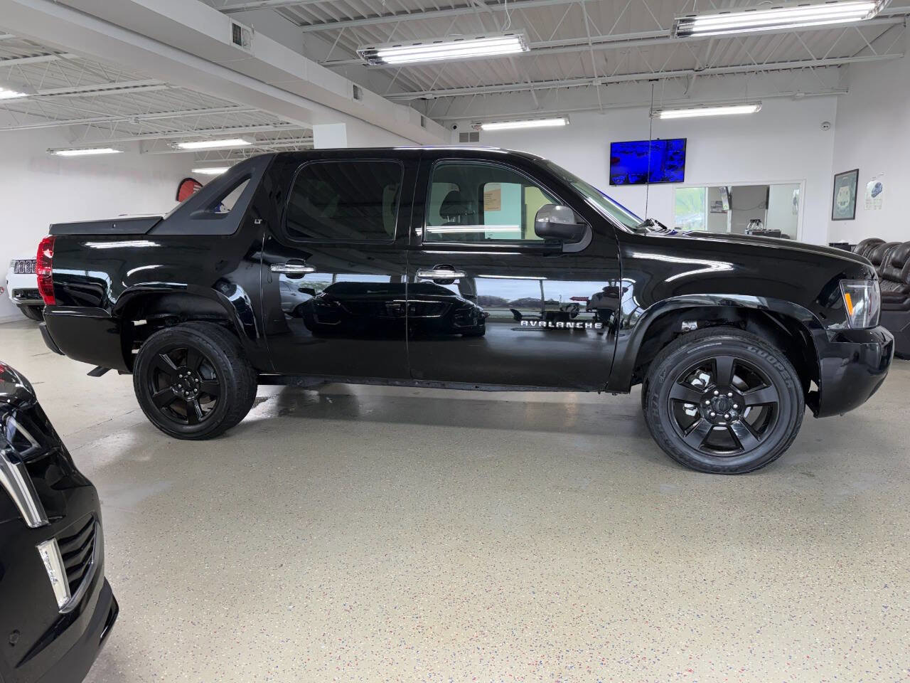 Used 2012 Chevrolet Avalanche LT AWD/4WD image 7