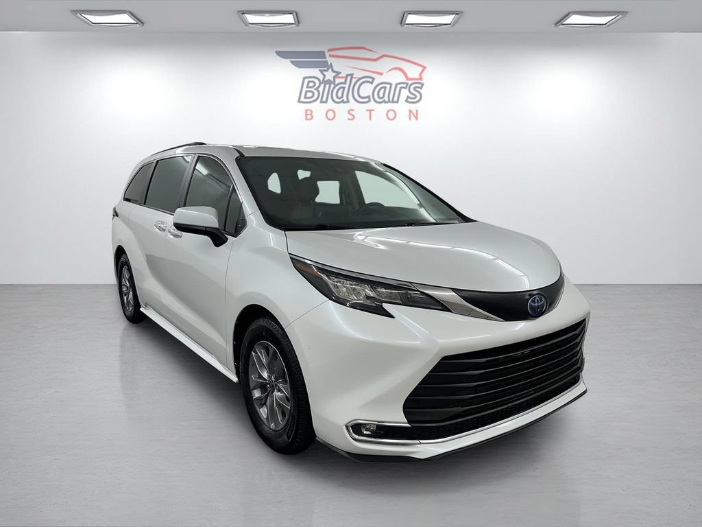 Used 2022 Toyota Sienna XLE w/ XLE Plus Package FWD image 3