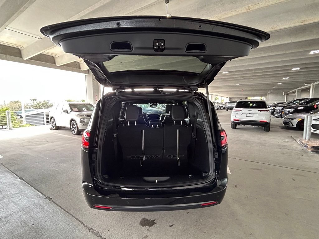 New 2026 Chrysler Pacifica Limited w/ S Appearance Package FWD image 32